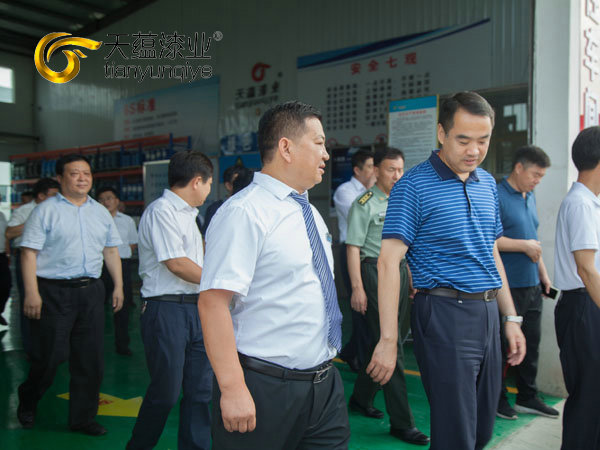 嘉祥縣縣委書記周生宏，視察天蘊漆業(yè)公司