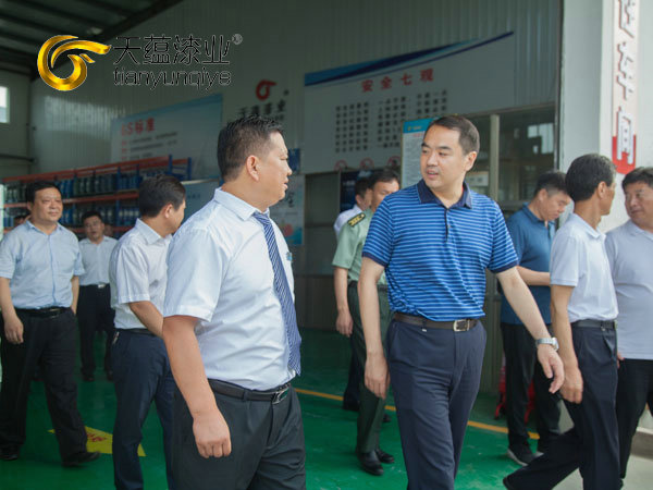嘉祥縣縣委書記周生宏，視察天蘊漆業(yè)公司