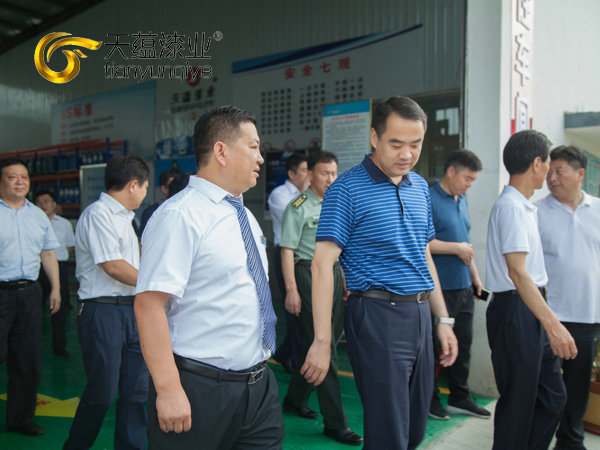 嘉祥縣縣委書記周生宏，視察天蘊漆業(yè)公司