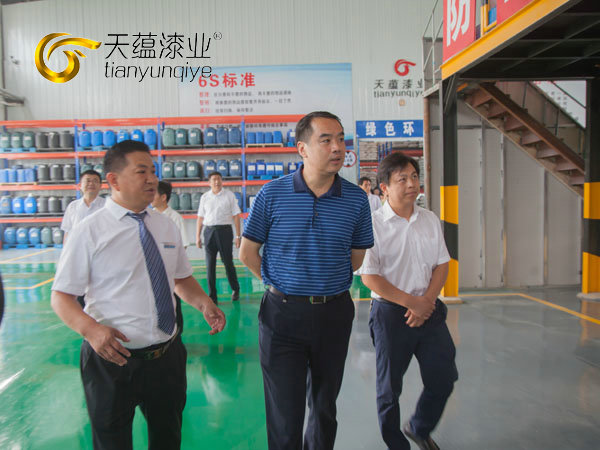 嘉祥縣縣委書記周生宏，視察天蘊漆業(yè)公司