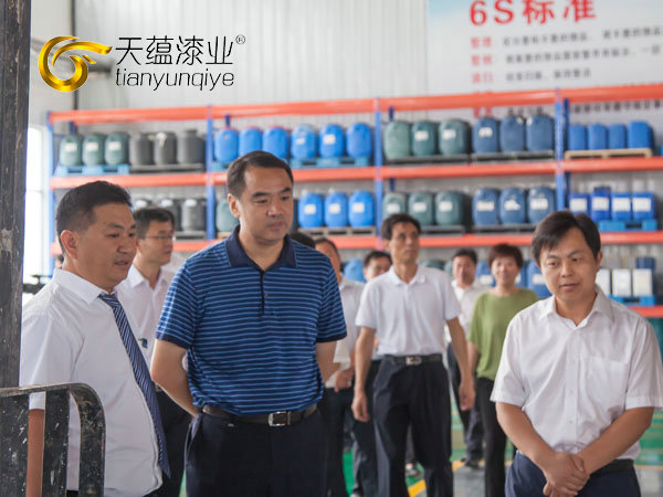 嘉祥縣縣委書記周生宏，視察天蘊漆業(yè)公司